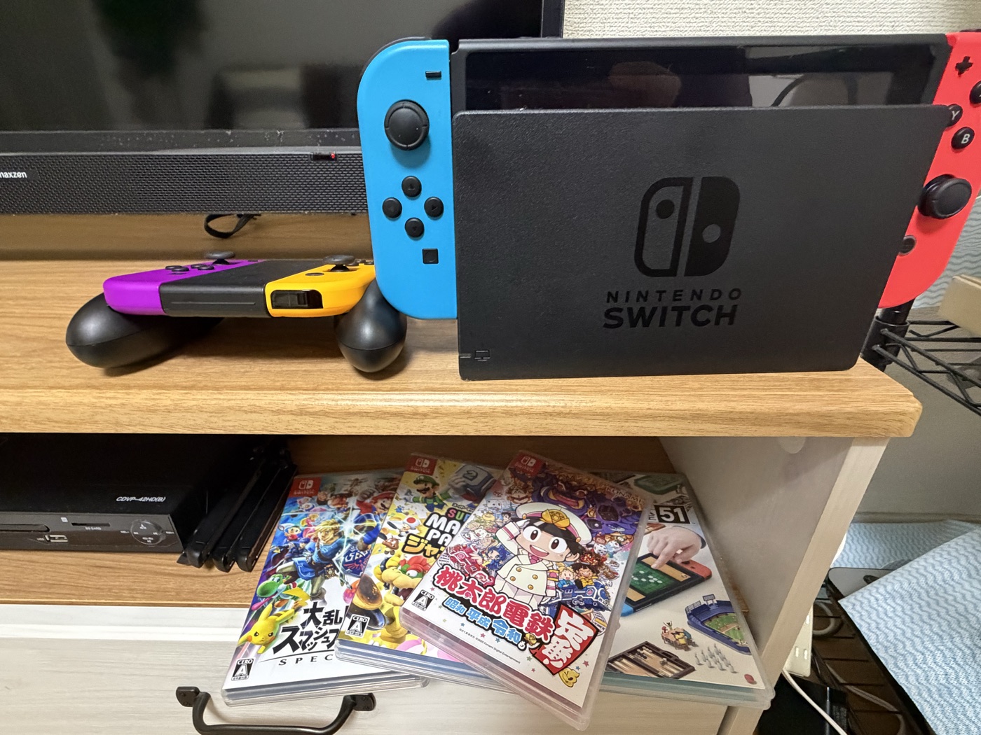備え付けのNintendo Switch本体とコントローラー、スマッシュブラザーズや桃太郎電鉄などのソフト