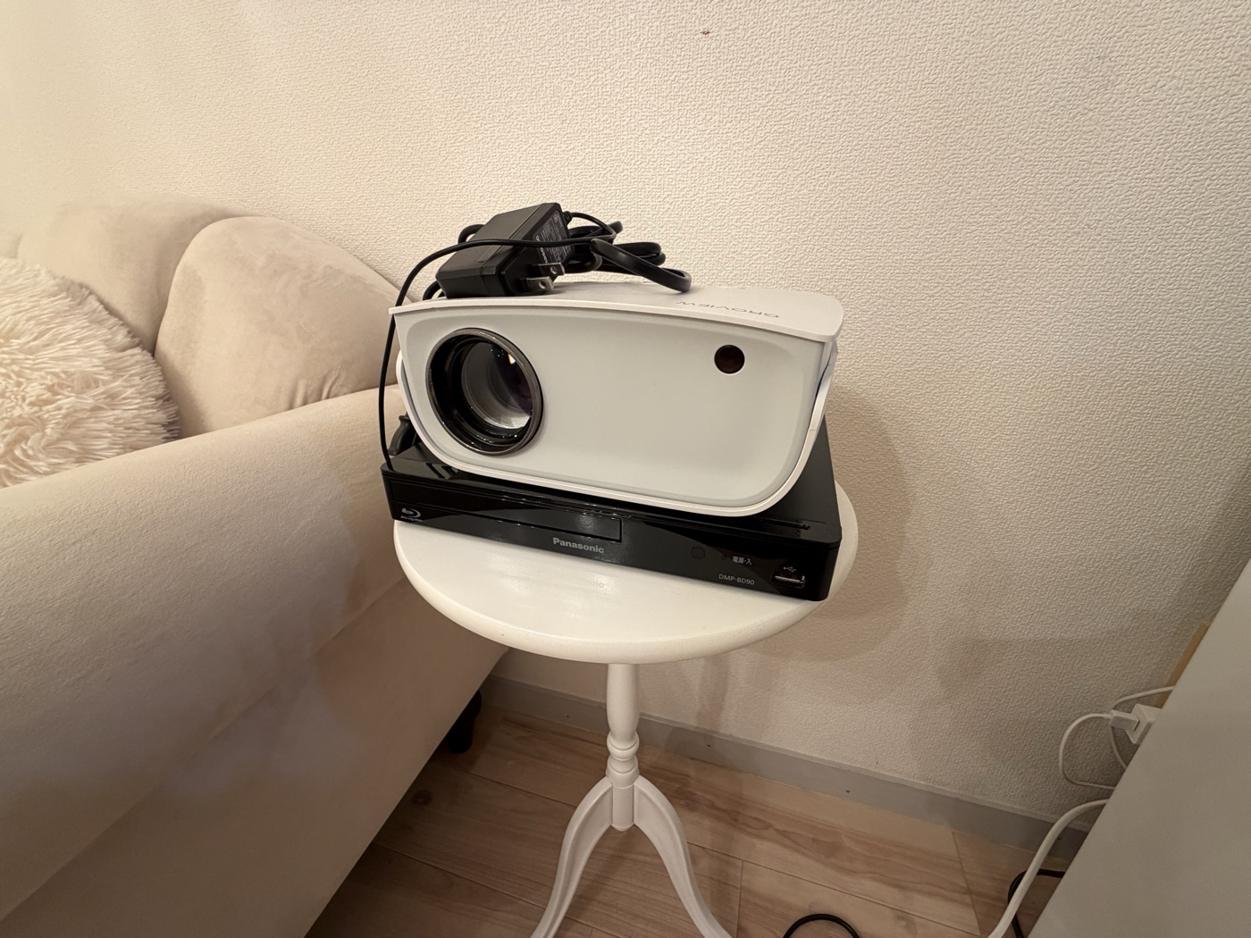 NUMA部屋に備え付けのプロジェクターとBlu-rayプレイヤー