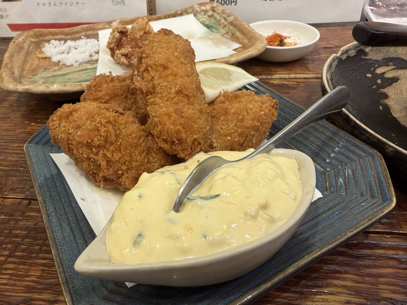だし処 蘇麻の広島産カキフライ。大粒のカキと器いっぱいのタルタルソース