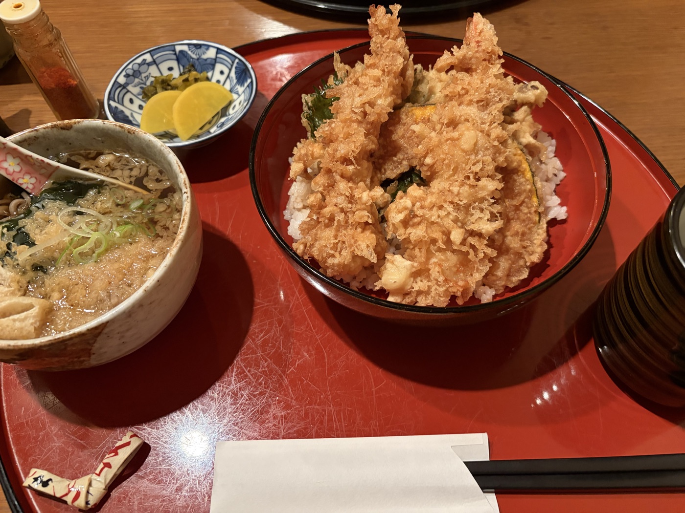 天友の特製天丼と小そば。大ぶりのえび天とかぼちゃ天がごはんの上に載る