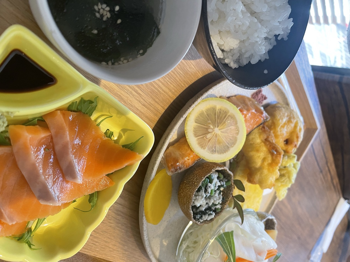 Cafe やましろのサーモンのお造りとランチプレート